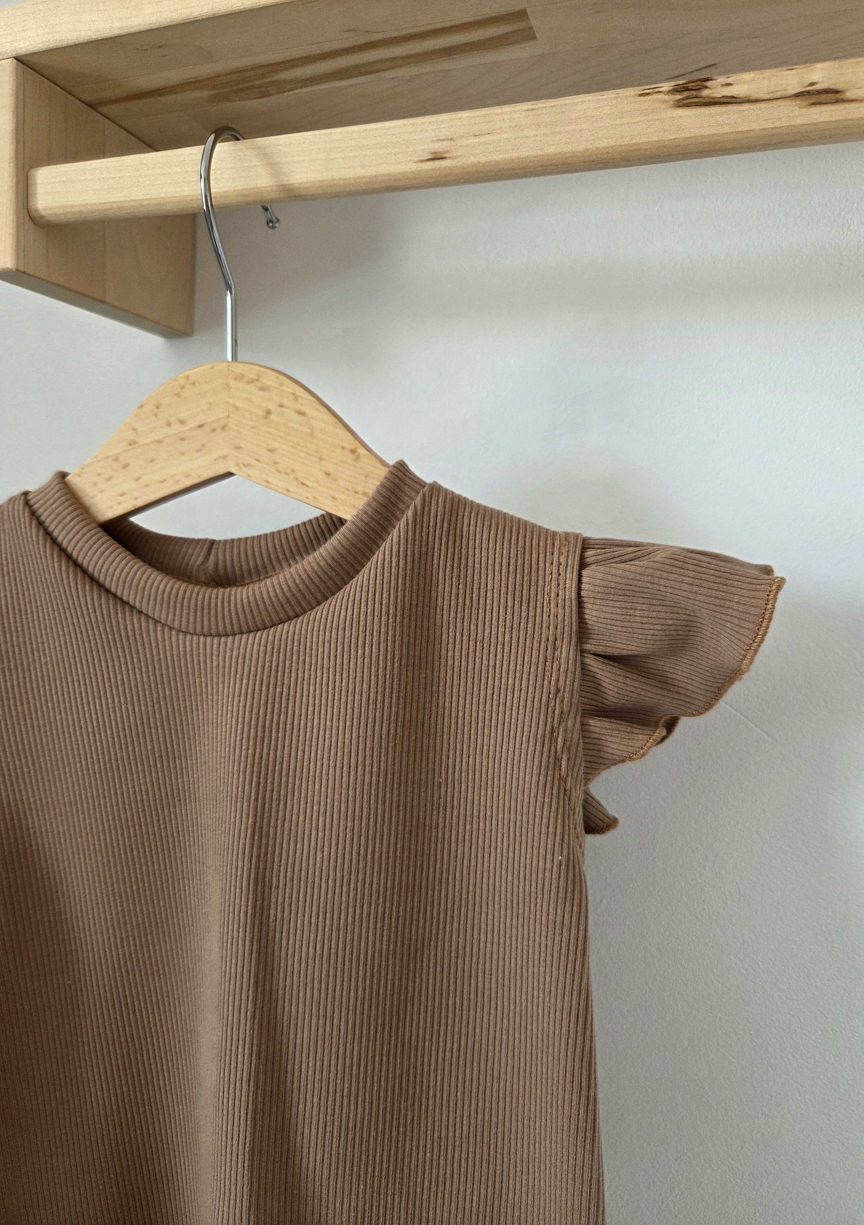 Mouwloos ruffle top - rib cacao