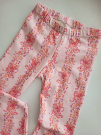 Broekje - roze bloem & strik