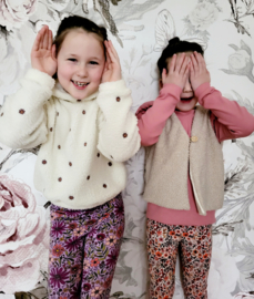 Sweater geborduurde bloem