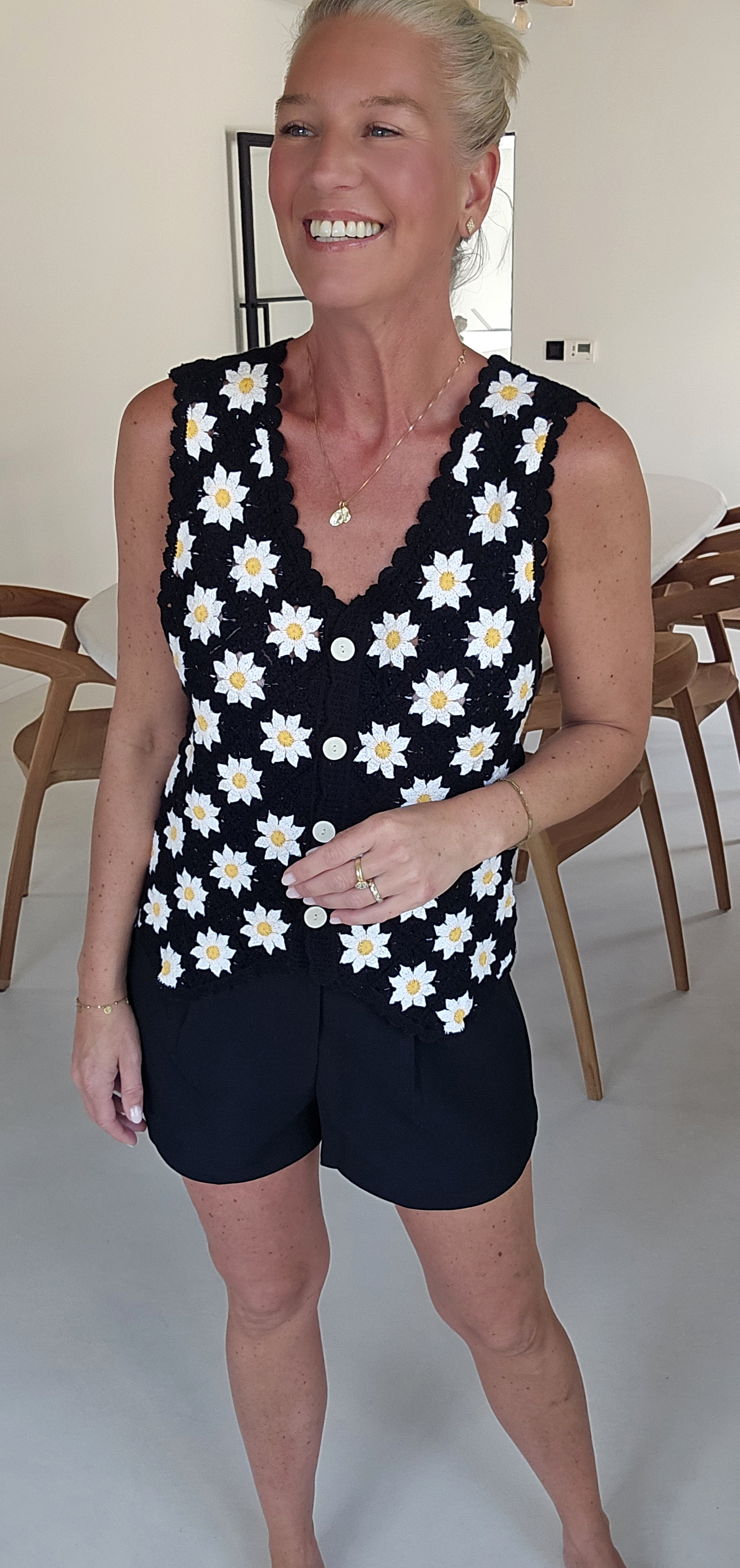 DAISIES crochet gilet black