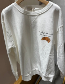 SUNDAYS ARE FOR CROISSANTS cotton sweatshirt white