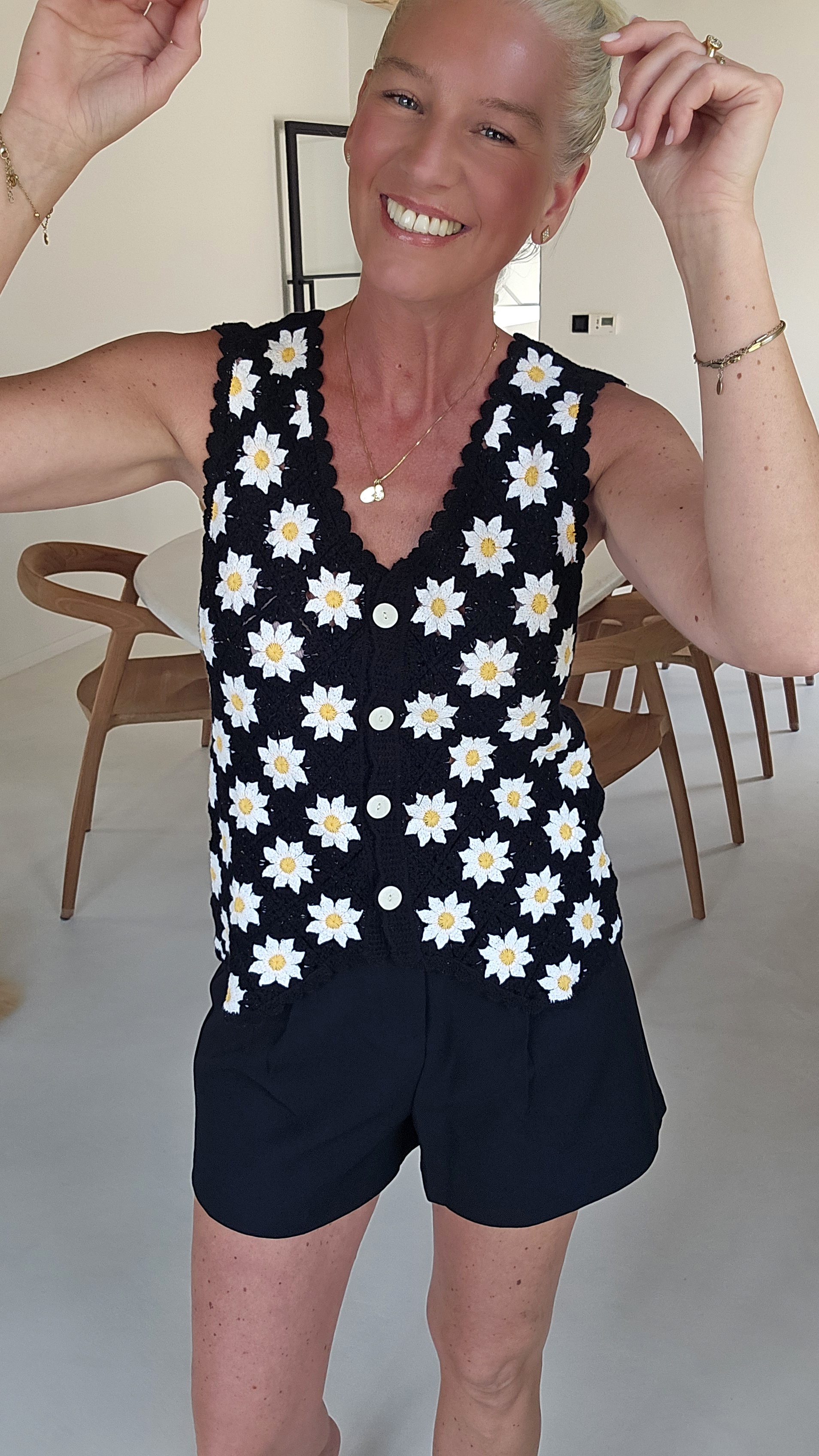 DAISIES crochet gilet black
