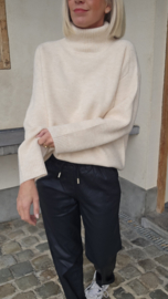 SNUGGLE loose turtleneck knit beige