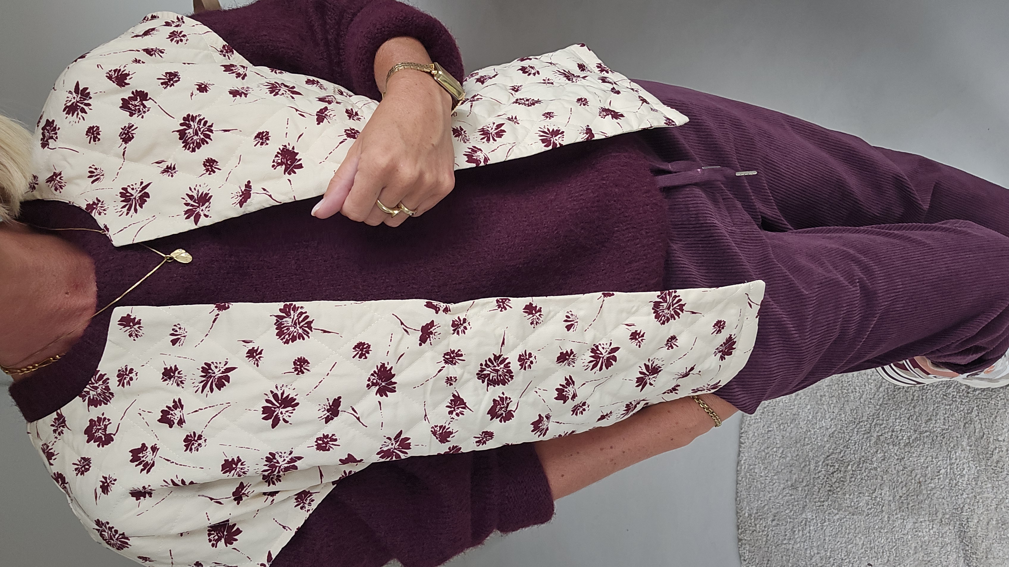 IZZIE sleeveless jacket burgundy