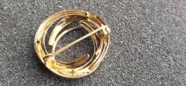 Gouden twee kleuren 14 kr broche 2,5 cm nette staat.