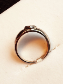 Witgouden dames/heren ring,  14 kr.,  5 gram, 0.18 crt. briljant , maat 18.5