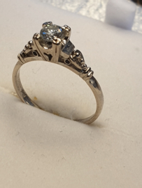 Witgouden sollitair damesring 14 krt.  met centrale briljant 0.30crt. vvsi en 4x kleine briljantjes, maat 17.5, 2.4 gram