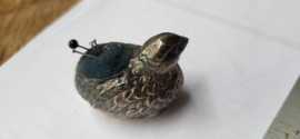 Zilveren 2e gehalte vogel als spelden kussen , ouderwets  4 bij 3 cm .