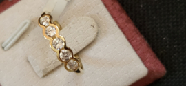 14 kr geel gouden dames rijring met 5x zirkonia maat 17,5  2,6 gram.