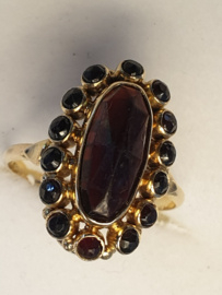 Gd damesring met granaat, 14 krt. ,maat 18, kopmaat 13/20 mm, 4.4 gram