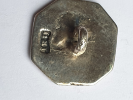 zilver streeksieraad platte knoop gelderland  18e eeuw lot 24 17 mm met keuren