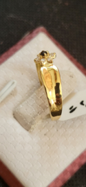 Damesring 14 kr goud met wit en blauw saffier mar 17  6mm breed.
