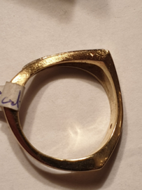 Ring gemaakt in eigen winkel goud bicoller bezet met 14 briljantjes 0.22crt