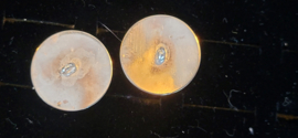 Zilver maar  gekeurd maar onbekend platte knopen streek onbekent.26 mm.