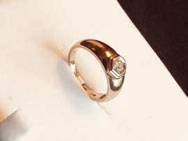 Witgouden dames/heren ring,  14 kr.,  5 gram, 0.18 crt. briljant , maat 18.5