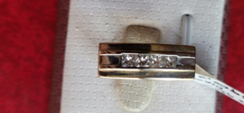 Zware dames of herenring bezet met 5 bacet geslepen diamanten.