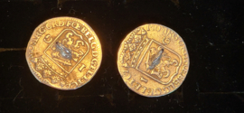 Set ducatons nagegoten zilver met 1 gulden stukken 1716/21 voor vissersbroek.