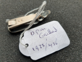 Zilver gehamerde clip broche met bloedkoraal van DPM Gailland 1935.