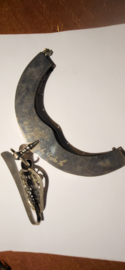 Zeer grote zilveren stuivertjes beugel met bijbehorende rokhaak. 1856