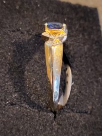 Gouden klassiekering met zirkoon en saffier maat 20  3,8 gram 18 kr.
