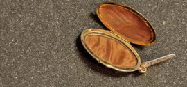 Antiek groot gouden medaillion 10,8 gram 5 bij 2,5 cm zeer nette staat.