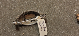 Zilveren broch antiek model nieuwstaat met bloedkoraal 4 cm .