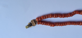 Kinder armbandje mat gouden slot en bloedkoraal, 13 cm.