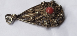 Oud zilver filigrain hanger met bloedkoraal 3,5 cm