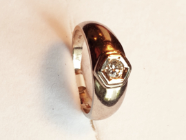 Witgouden dames/heren ring,  14 kr.,  5 gram, 0.18 crt. briljant , maat 18.5