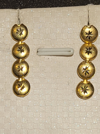 14 kr, gouden oorbellen met stekers ronde holle schakels mat met gravering.