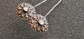Rouwspelden zilver voor muts  6cm lang met glas steen.