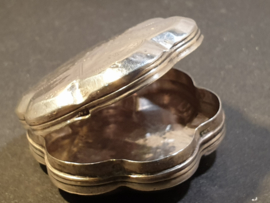 Oud zilver pillendoosje  tekens niet goed leesbaar 1872
