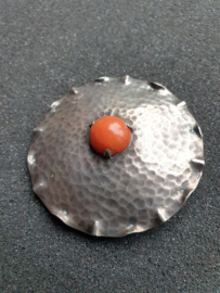 Mooie ronde gehamerde broche met bloekoraal amsterdam 5.5 cm.