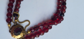 Antiek gouden armband met glas granaat lengte 17 cm slodje 12 mm kraal 5 mm.