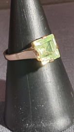 Gouden ring met hoog gezette lichte  chrysoliet steen maat 16