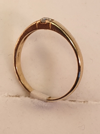 Geelgouden damesring 14krt. met 0.10 crt briljant, maat 18