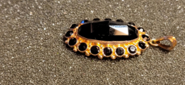 14 kr gouden hanger met granaat bruto 2,8 gram 2 bij 1.5 cm.