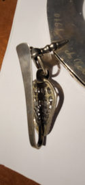 Zeer grote zilveren stuivertjes beugel met bijbehorende rokhaak. 1856