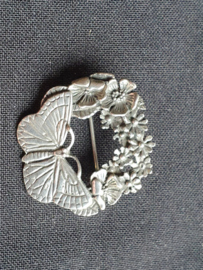 Zilver bloembroche met vlinder. 4 cm