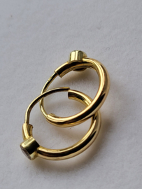 kleine gouden creolen en zirkoon 15 mm diameter 1,5 mm dik.