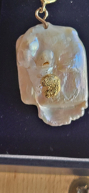Zware blisterparel oorbellen met goud  8 gram 14 kr hand gemaakt.