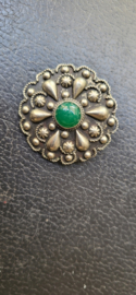 Onedel broch Java met groene steen.
