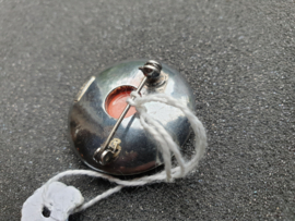 Zilver ronde schotel broche met bloedkoraal  Keur TEKA  diameter 4cm