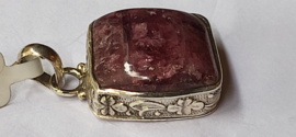 Zilver hanger met rode toermalijn 3cm. 1 cm hoog.