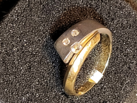 Wat bredere twee kleuren gouden ring met zirkoon maat 17,5  4,2 gram.