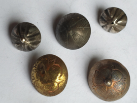 Voor de verzamelaar leuk lot 17e en 18e eeuw zilverknopen van Nederland.