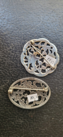 2x broche zilver 2e gehalter 4 cm  en 3 cm .