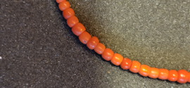 Mooie antiek hals collier van mooie bloedkoraal 1e kleur 7 mm kraal 42 cm.