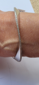 Zwaar witgouden massiefe spang armband met een twist met 1.00 crt briljant.