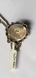 Zilver collier met hannger met carneool. 60 cm  ouderwets.